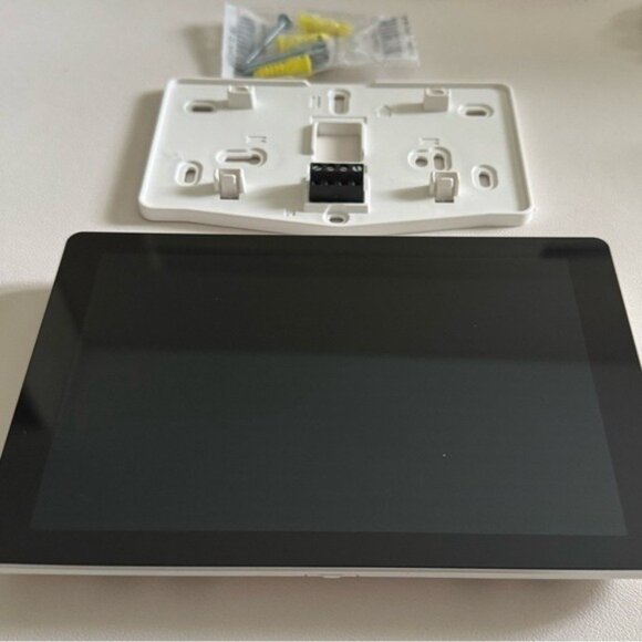 Lennox S40 Smart Thermostat - Picture 2 of 4